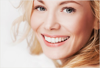 Visage d'une femme souriante