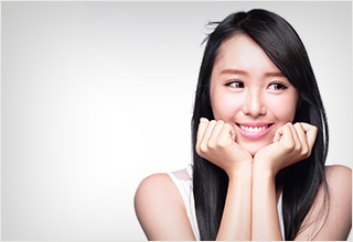 Jolie femme asiatique heureuse